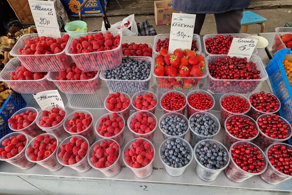Ягоды на Комаровском рынке - Sputnik Беларусь