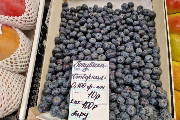 Ягоды на Комаровском рынке - Sputnik Беларусь