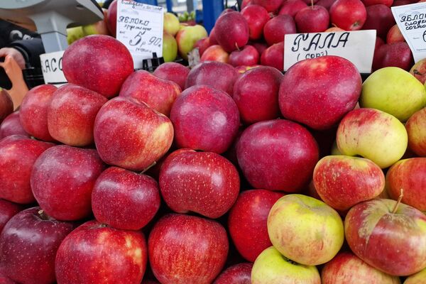 Яблоки на Комаровском рынке - Sputnik Беларусь