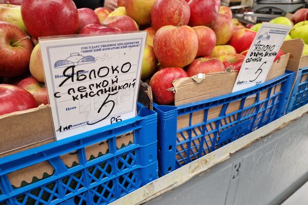 Яблоки на Комаровском рынке - Sputnik Беларусь