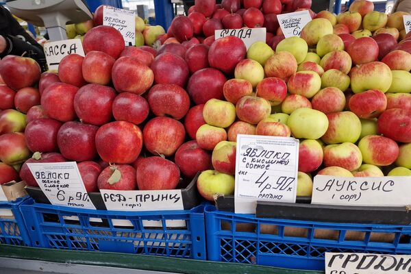 Яблоки на Комаровском рынке - Sputnik Беларусь
