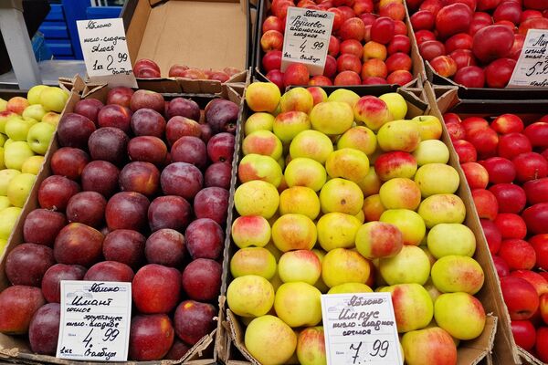 Яблоки на Комаровском рынке - Sputnik Беларусь