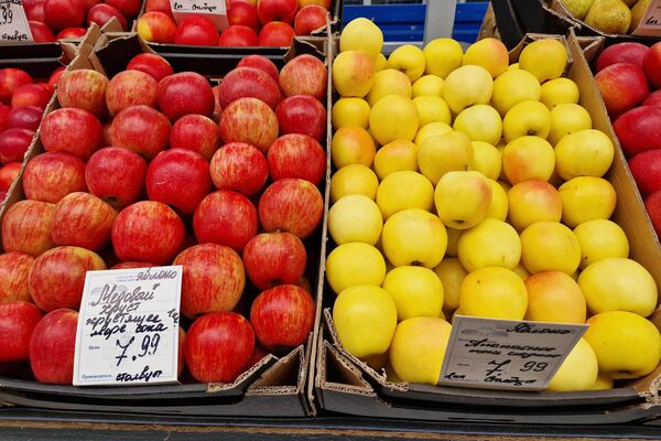 Яблоки на Комаровском рынке - Sputnik Беларусь
