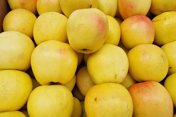 Яблоки на Комаровском рынке - Sputnik Беларусь