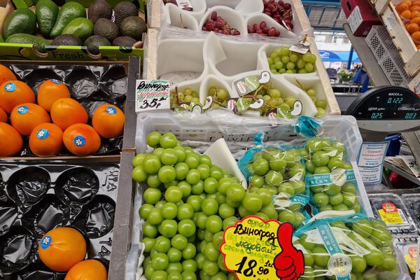 Виноград на Комаровском рынке - Sputnik Беларусь