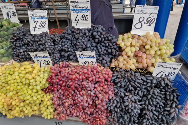 Виноград на Комаровском рынке - Sputnik Беларусь
