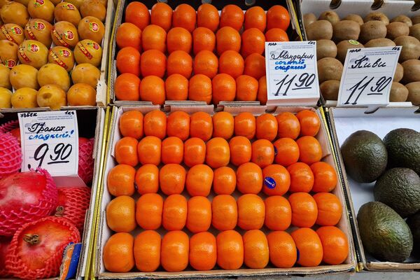 Фрукты на Комаровском рынке - Sputnik Беларусь