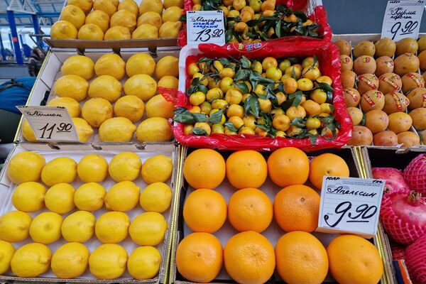 Фрукты на Комаровском рынке - Sputnik Беларусь