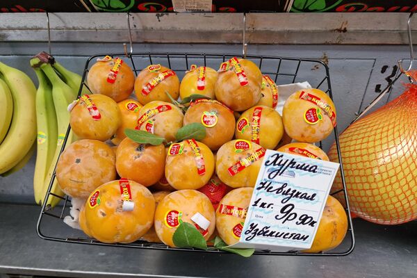 Фрукты на Комаровском рынке - Sputnik Беларусь