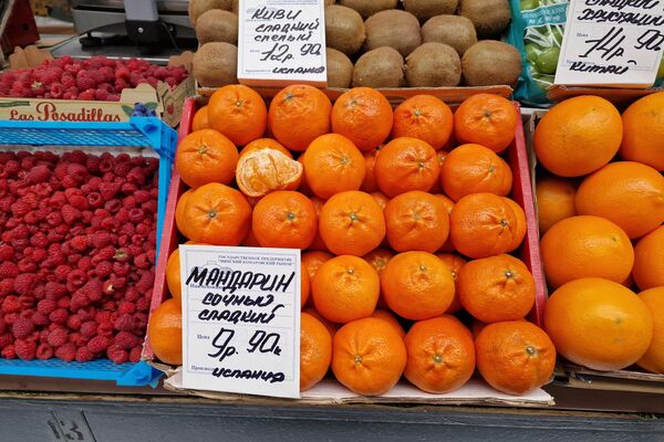 Фрукты на Комаровском рынке - Sputnik Беларусь