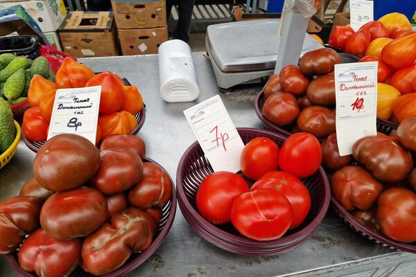 Томаты на Комаровском рынке - Sputnik Беларусь