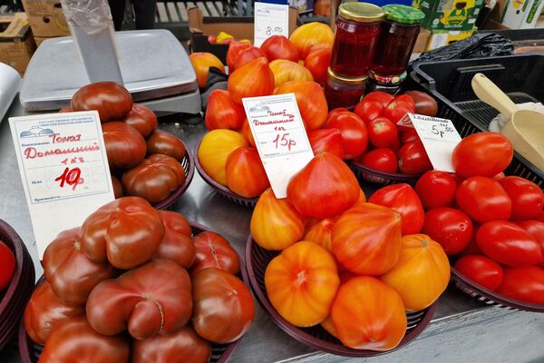Томаты на Комаровском рынке - Sputnik Беларусь