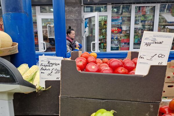 Томаты на Комаровском рынке - Sputnik Беларусь