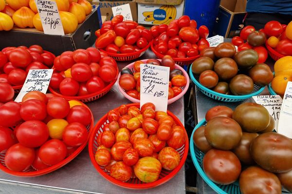 Томаты на Комаровском рынке - Sputnik Беларусь