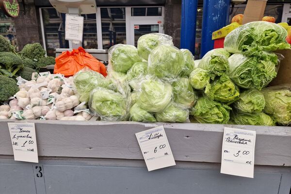 Овощи и зелень на Комаровском рынке - Sputnik Беларусь