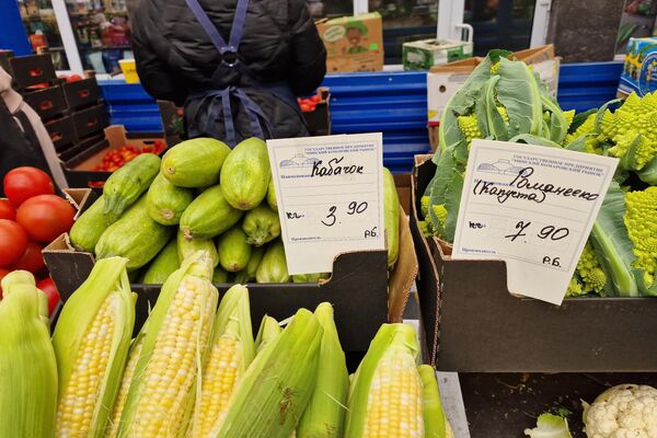 Овощи и зелень на Комаровском рынке - Sputnik Беларусь