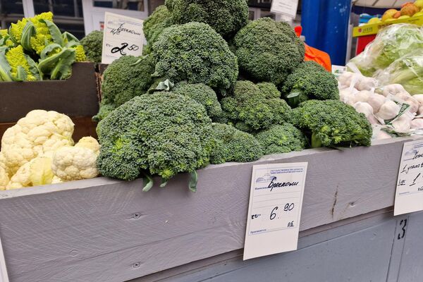 Овощи и зелень на Комаровском рынке - Sputnik Беларусь