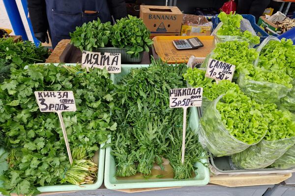 Овощи и зелень на Комаровском рынке - Sputnik Беларусь