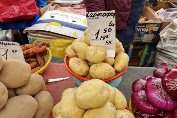 Овощи на Комаровском рынке - Sputnik Беларусь