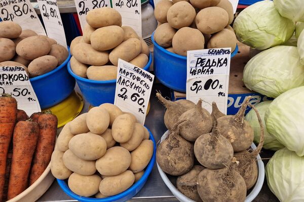 Овощи на Комаровском рынке - Sputnik Беларусь