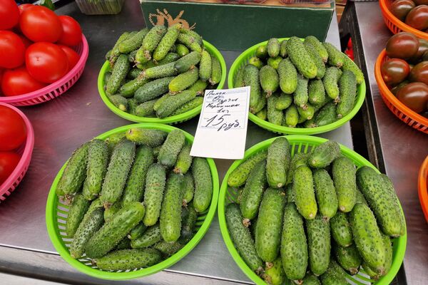 Огурцы на Комаровском рынке - Sputnik Беларусь