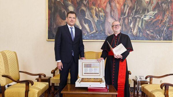 Посол Беларуси при Святом престоле Юрий Амбразевич и префект Дикастерии по делам Восточных Церквей кардинал Клаудио Гуджеротти - Sputnik Беларусь