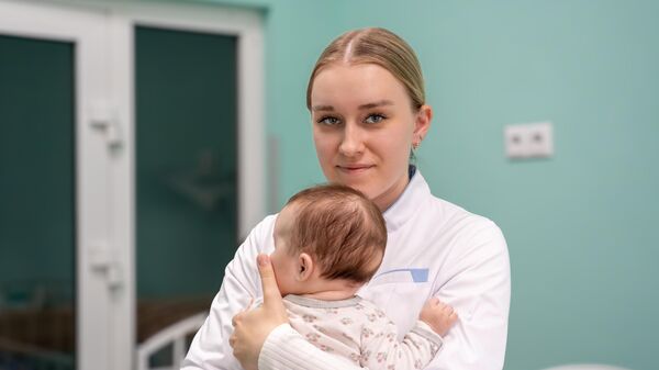 Няня вместо мамы: будущие медики помогают детям в больнице  - Sputnik Беларусь