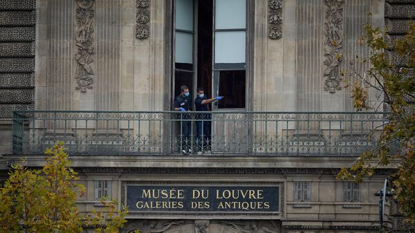 Французские криминалисты осматривают разбитое окно и балкон галереи Лувра - Sputnik Беларусь