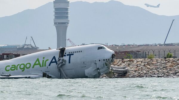 Грузовой Boeing 747 выкатился за пределы взлетно-посадочной полосы и упал в море в аэропорту Гонконга - Sputnik Беларусь