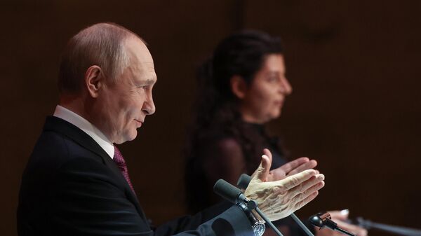 Президент РФ Владимир Путин на праздновании 20-летия международного телеканала RT (Russia Today) в Большом театре в Москве. На втором плане: главный редактор телеканала RT и медиагруппы Россия сегодня Маргарита Симоньян - Sputnik Беларусь