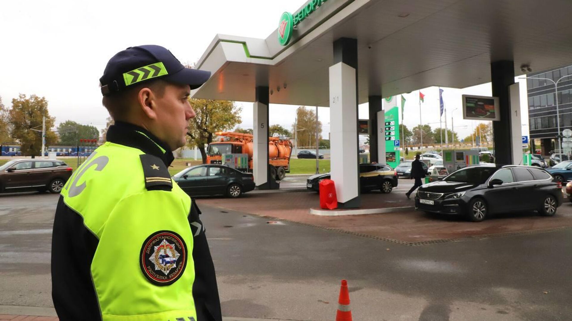 Сотрудник МВД на АЗС