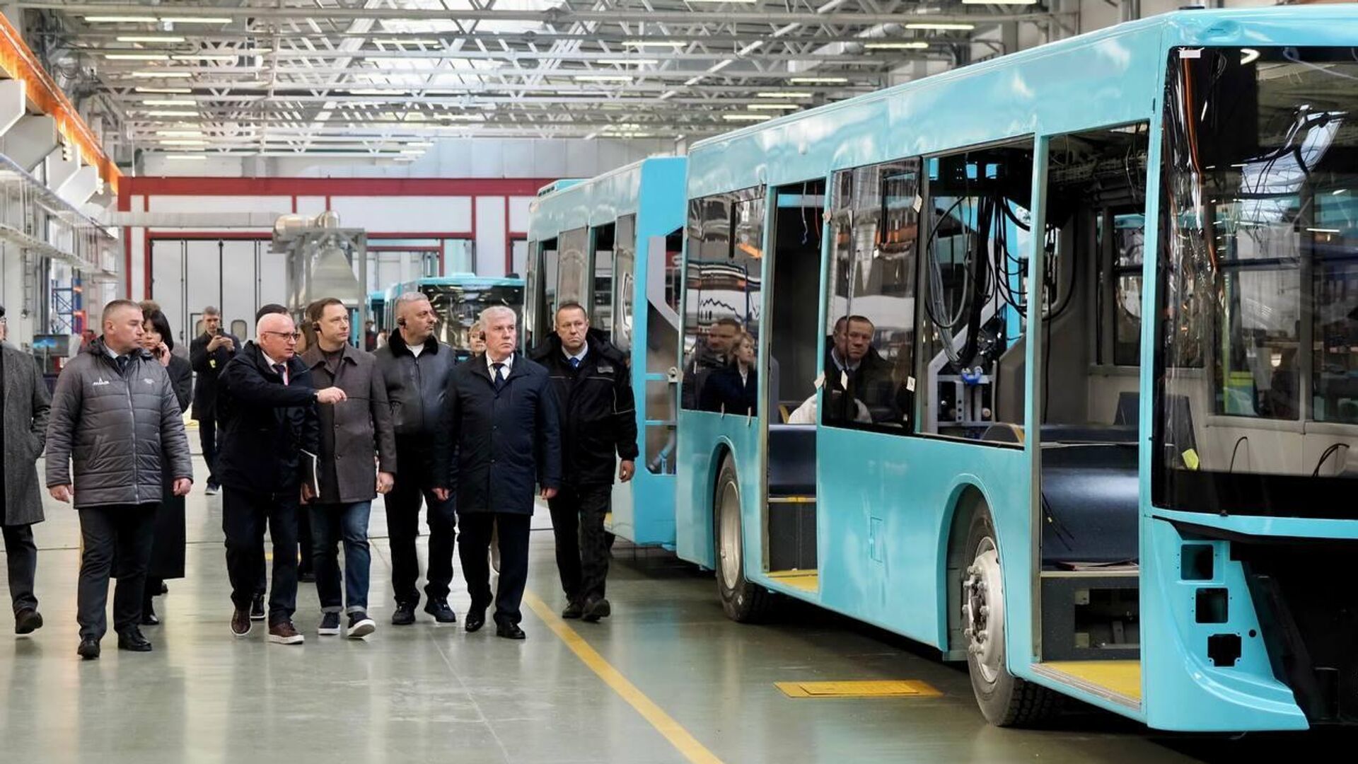 Мэр Сочи Андрей Прошунин на заводе МАЗ