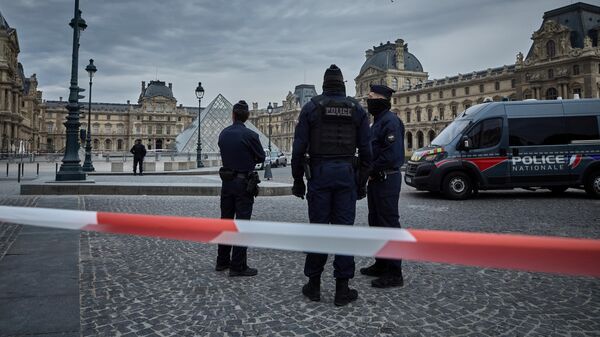 Сотрудники полиции у здания Лувра - Sputnik Беларусь
