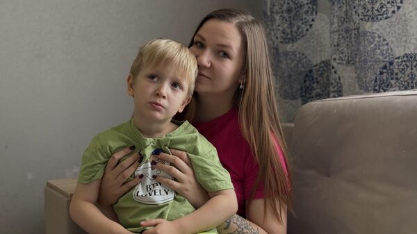 Анастасия Есипович и ее сын Леша, ребенок с РАС - Sputnik Беларусь