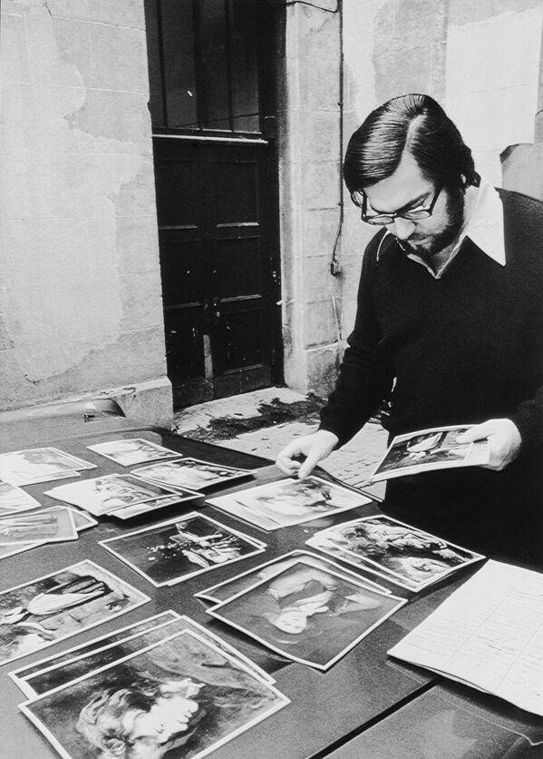 Крупнейшее ограбление в истории КанадыГлубокой ночью 4 сентября 1972 года (примерно с без десяти час ночи до трех часов утра) вооруженное трио грабителей проникло в Монреальский музей изящных искусств через ремонтируемое мансардное окно. Связав охранников, они сняли 35 картин, однако успели упаковать лишь 18 из них и еще 39 ювелирных изделий: случайно задетая одним из злоумышленников сигнализация заставила их сбежать. В списке похищенных работ – полотна Коро, Делакруа, Рубенса, Рембрандта и других. Интересен момент оценки стоимости похищенного. В 1972 году все эти произведения оценивались в 2 миллиона долларов, в 1992-м – уже в 20. В 2017 году только Landscape with Cottages (&amp;quot;Пейзаж с домами&amp;quot;) кисти Рембрандта &amp;quot;тянул&amp;quot; на 20 миллионов.При этом, как выяснилось, авторство и подлинность как минимум семи картин были под вопросом (в некоторых случаях – еще до похищения). Так,  единственное полотно, которое удалось вернуть – картина Landscape with Vehicles and Cattle (&amp;quot;Ландшафт с экипажем и крупным рогатым скотом&amp;quot;) – приписывалось Яну Брейгелю Старшему. Однако после возвращения оказалось, что это работа учеников мастера. На фото: директор по связям с общественностью Монреальского музея изящных искусств Билл Банти демонстрирует фотографии 18 картин, украденных в начале 4 сентября. 