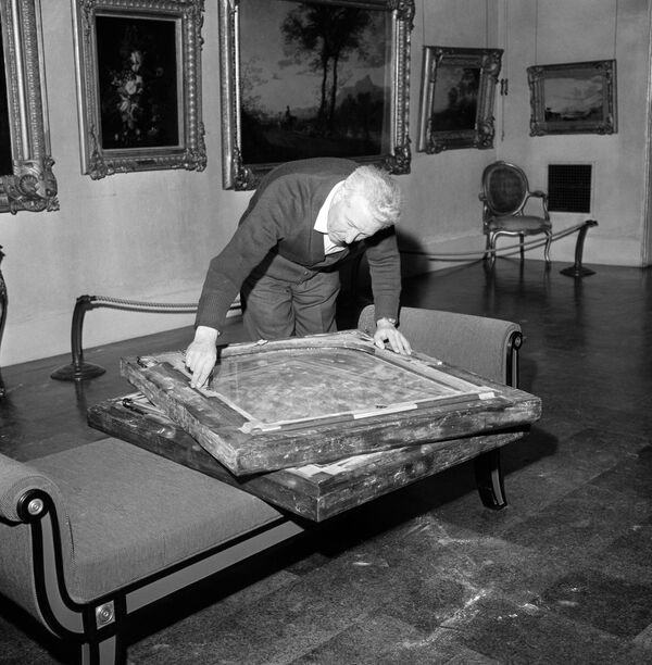 Тихо украли – быстро нашли30 декабря 1966 года из Картинной галереи Далвичского колледжа было вывезено восемь работ старых мастеров – по три авторства Рембрандта и Питера Пауля Рубенса, а также по одной кисти Адама Эльсхаймера и Геррита Доу. Общая стоимость картин составила 1,5 миллиона фунтов стерлингов (по тогдашнему курсу 4,2 миллиона долларов США). Воры проникли в галерею, вырезав панель из неиспользуемой двери. Все картины были найдены к 4 января 1967 года.На фото: смотритель галереи осматривает рамы, оставленные ворами.