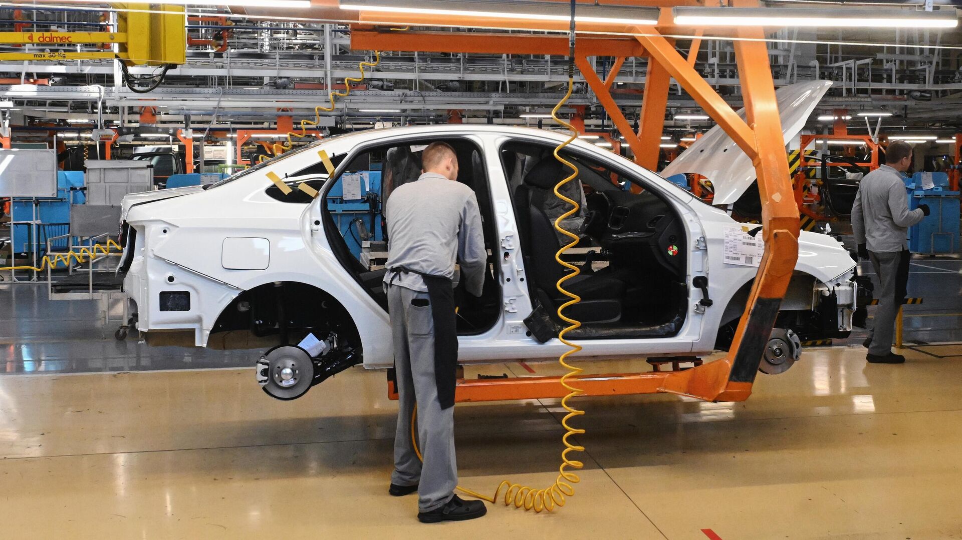 Главный конвейер линии сборки автомобилей Lada на АвтоВАЗе