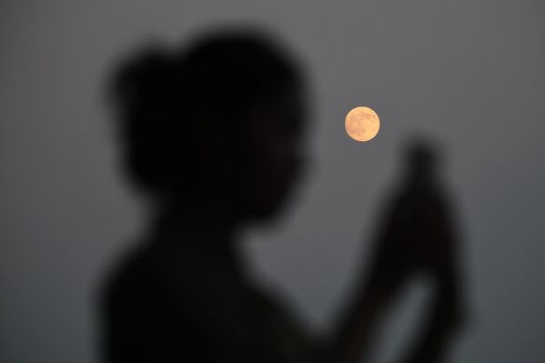 Луна освещает ночное небо во время Праздника середины осени 6 октября 2025 года в Ханчжоу, провинция Чжэцзян, Китай. - Sputnik Беларусь