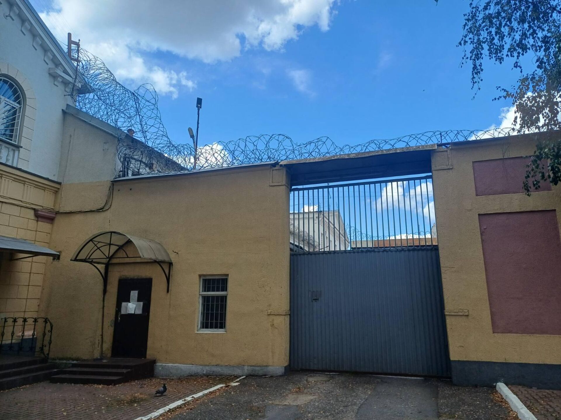 Центральный вход в СИЗО - Sputnik Беларусь, 1920, 22.10.2025