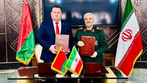 Глава Госкомвоенпрома Беларуси Дмитрий Пантус и замминистра обороны и поддержки ВС Ирана Масуд Ораи - Sputnik Беларусь