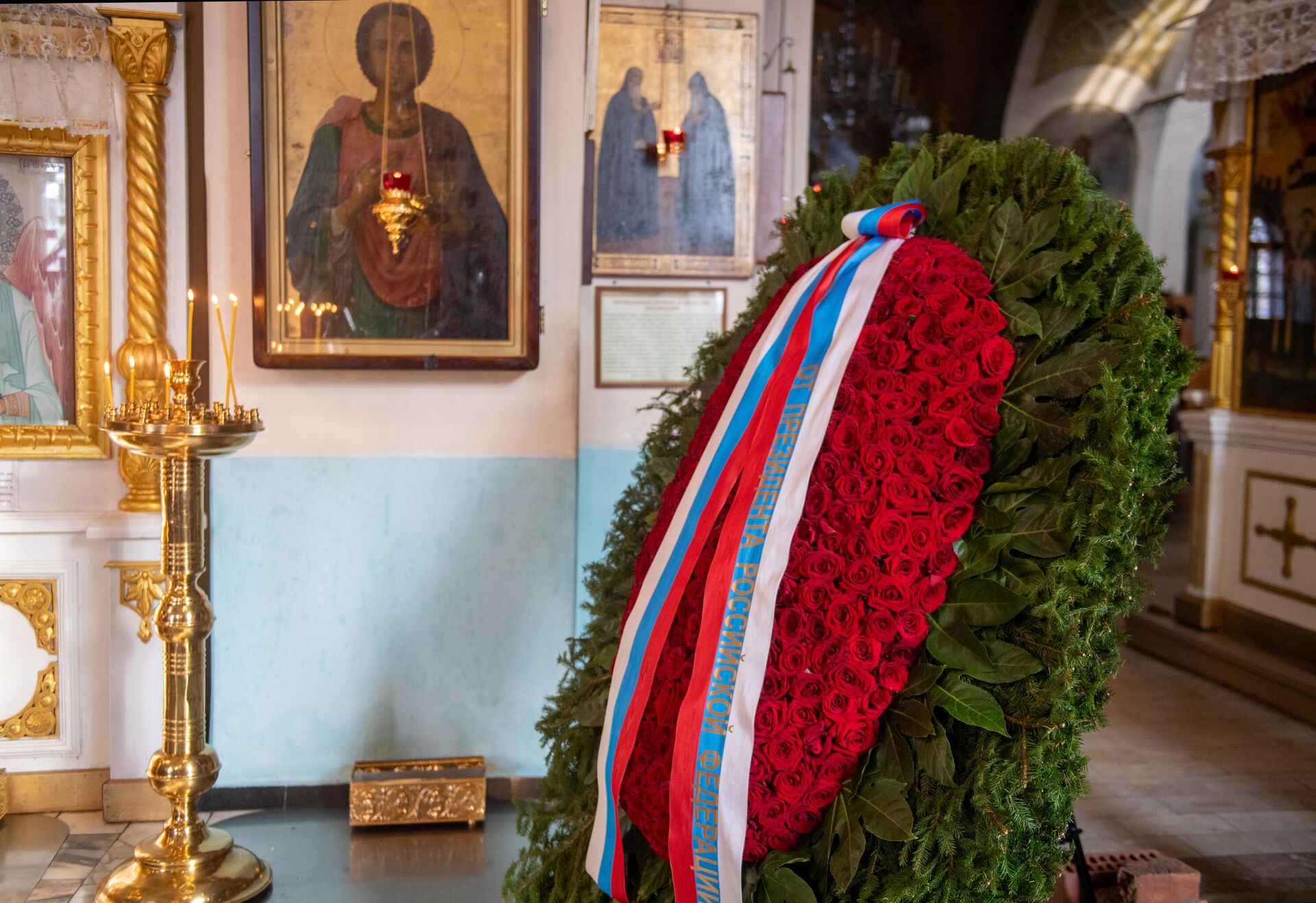 Венок от президента РФ во время прощания с военным корреспондентом РИА Новости Иваном Зуевым в Знаменском кафедральном соборе в Тюмени - Sputnik Беларусь, 1920, 23.10.2025