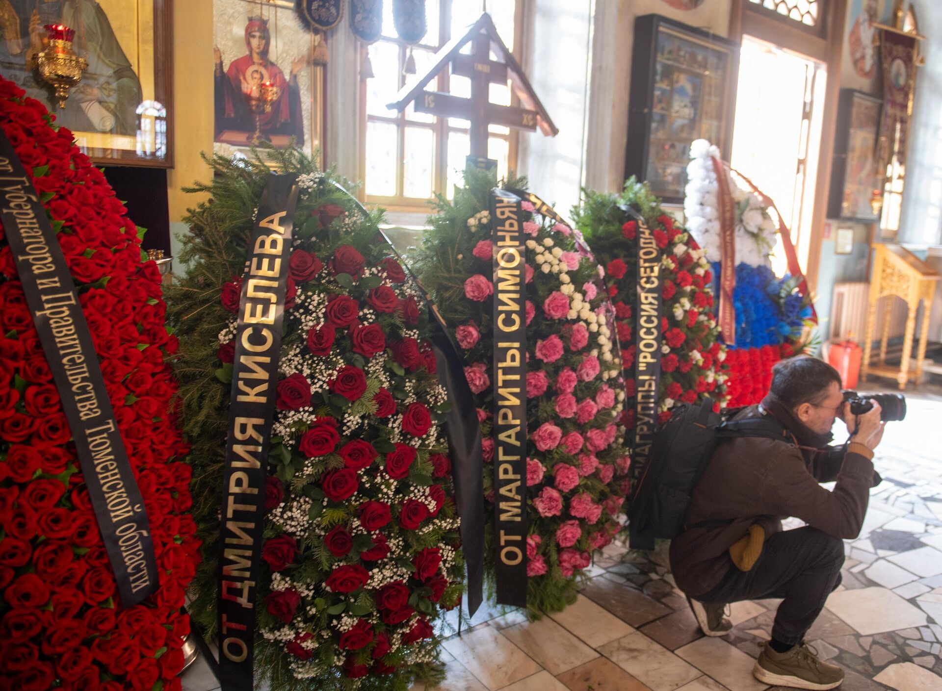 Венки от генерального директора медиагруппы Россия сегодня Дмитрия Киселева и главного редактора медиагруппы Россия сегодня Маргариты Симоньян - Sputnik Беларусь, 1920, 23.10.2025