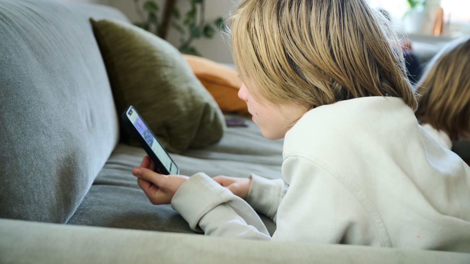 Ребенок с мобильным телефоном