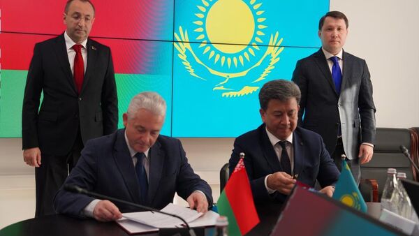 Заместитель министра сельского хозяйства и продовольствия Беларуси Александр Яковчиц и вице-министр сельского хозяйства Казахстана Ермек Кенжеханулы  - Sputnik Беларусь