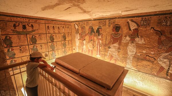 Посетители осматривают фрески в гробнице фараона Тутанхамона - Sputnik Беларусь