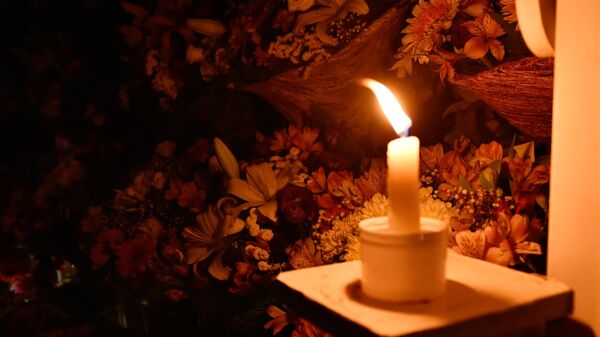 Свеча во время сбоя в подаче электроэнергии - Sputnik Беларусь