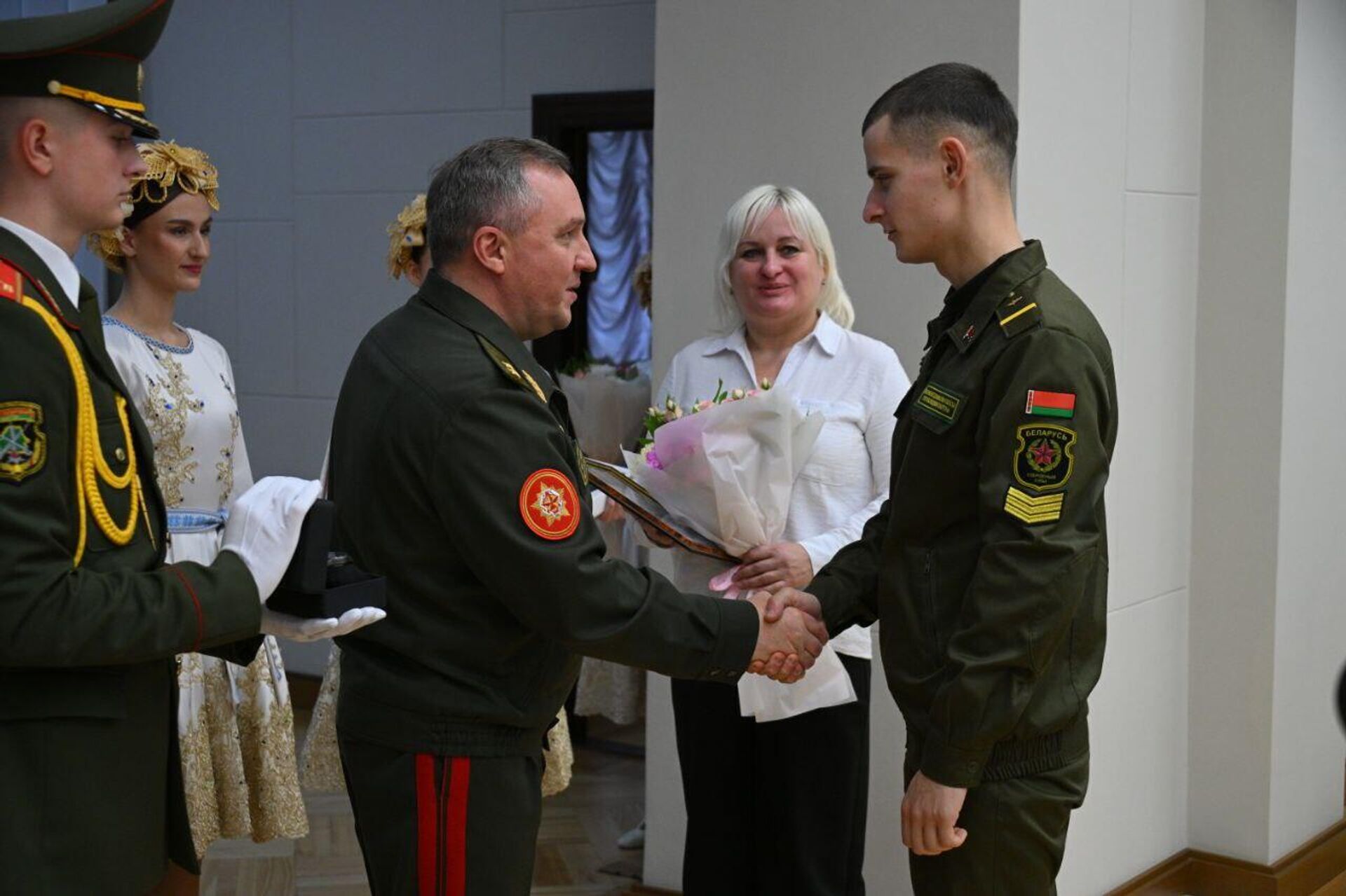 Министр обороны Виктор Хренин наградил лучших белорусских военных-срочников