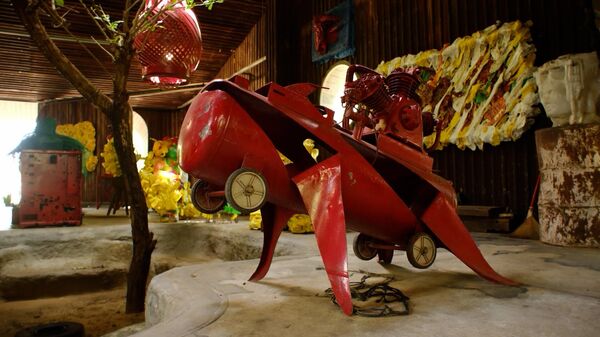 С помойки на выставку: художник из Вьетнама создает шедевры из мусора (видео) - Sputnik Беларусь