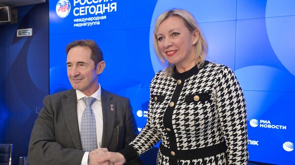 Італьянскі журналіст Элізеа Берталазі і афіцыйны прадстаўнік МЗС РФ Марыя Захарава - Sputnik Беларусь