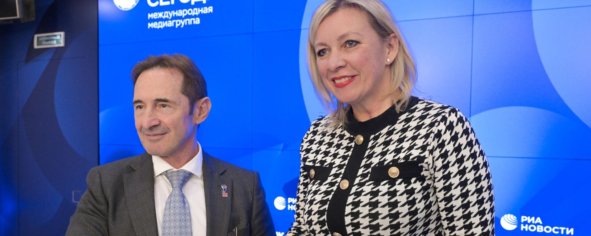 Італьянскі журналіст Элізеа Берталазі і афіцыйны прадстаўнік МЗС РФ Марыя Захарава - Sputnik Беларусь, 1920, 24.10.2025